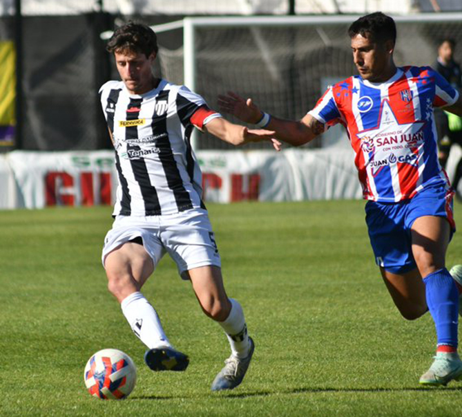 Peñarol se complicó solo frente a Liniers Peñarol se complicó solo frente a Liniers