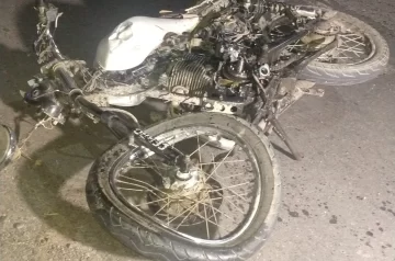 Lo peor para un motociclista que se estrelló contra un auto cuando quiso pasar a otro Lo peor para un motociclista que se estrelló contra un auto cuando quiso pasar a otro