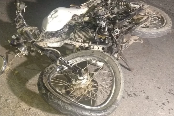 Lo peor para un motociclista que se estrelló contra un auto cuando quiso pasar a otro