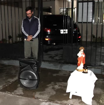 En medio de la noche, canta y reza con sus vecinos para contagiarles esperanza En medio de la noche, canta y reza con sus vecinos para contagiarles esperanza