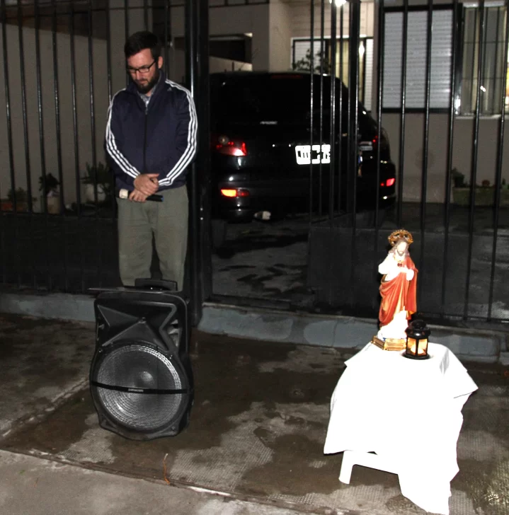 En medio de la noche, canta y reza con sus vecinos para contagiarles esperanza En medio de la noche, canta y reza con sus vecinos para contagiarles esperanza