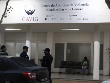Violó las restricciones y atacó a golpes y piedrazos a su familia: irá a la cárcel 3 años y medio Violó las restricciones y atacó a golpes y piedrazos a su familia: irá a la cárcel 3 años y medio