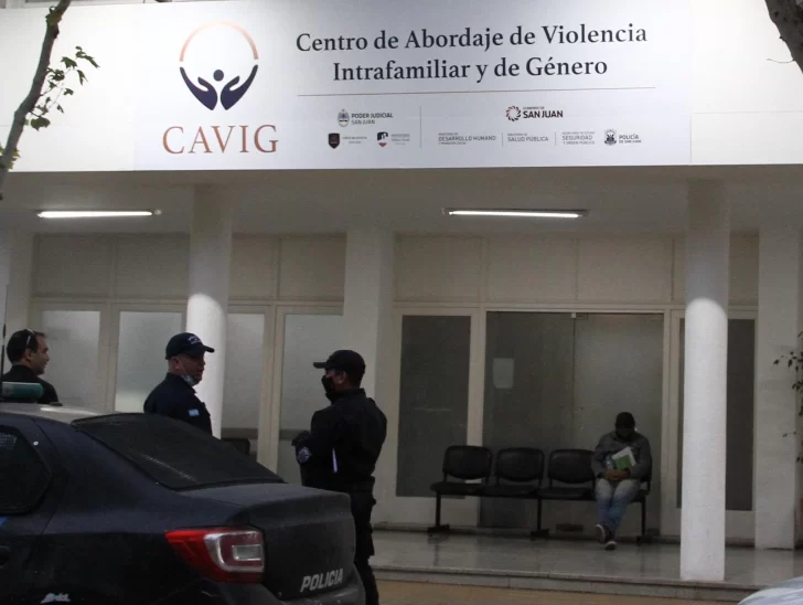Violó las restricciones y atacó a golpes y piedrazos a su familia: irá a la cárcel 3 años y medio Violó las restricciones y atacó a golpes y piedrazos a su familia: irá a la cárcel 3 años y medio
