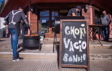 Mar del Plata: sacó la parrilla a la vereda, pese a la restricción Mar del Plata: sacó la parrilla a la vereda, pese a la restricción