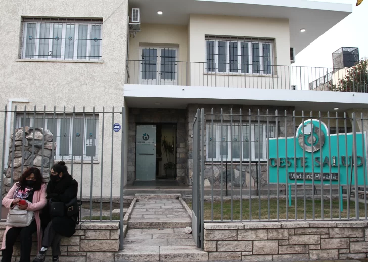 En pleno centro y con un arma, roban plata y celulares a cinco en un centro de salud En pleno centro y con un arma, roban plata y celulares a cinco en un centro de salud