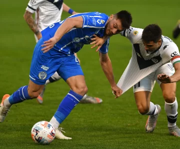 Vélez goleó al Tomba y sigue levantando