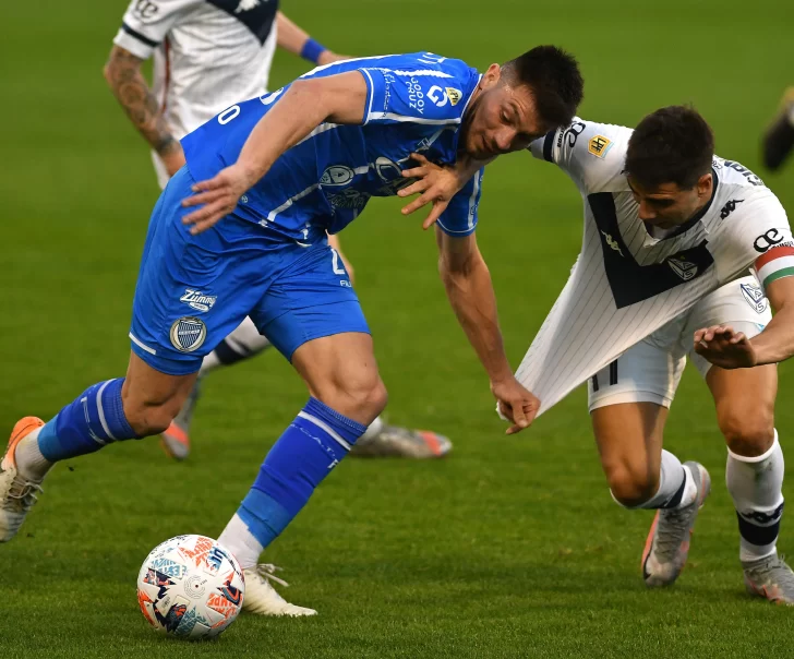 Vélez goleó al Tomba y sigue levantando