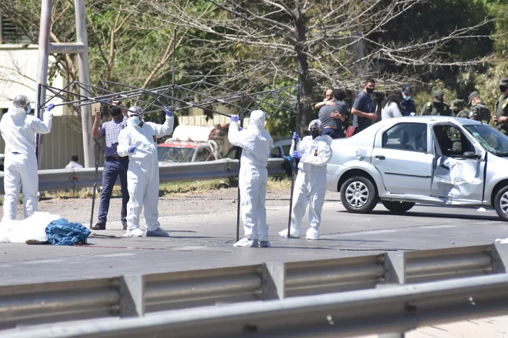 Creen que chocó y mató a una maestra en moto por una falla eléctrica que paró el auto
