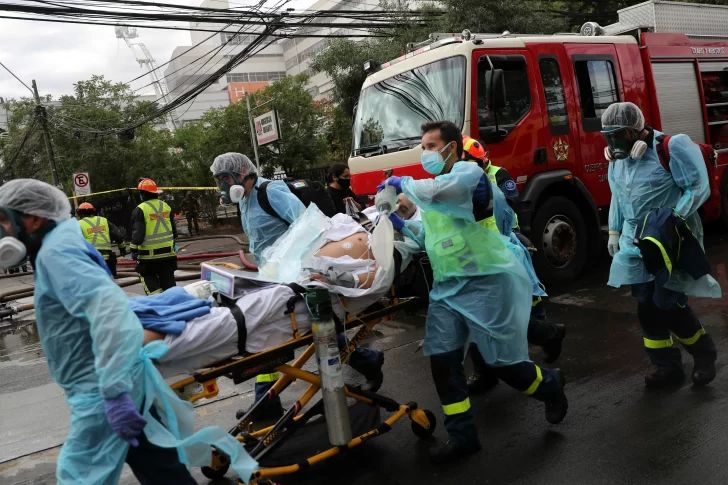 Evacuaron los pacientes de un importante hospital de Chile a causa de un incendio