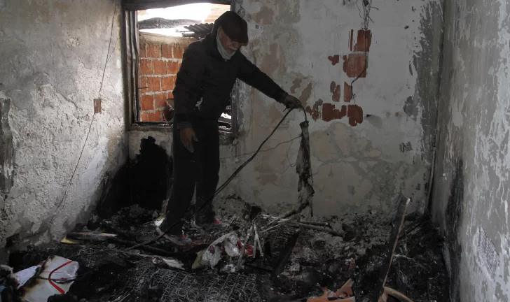 El fuego dejó sin nada a dos familias, en un caso, una mujer salió quemada El fuego dejó sin nada a dos familias, en un caso, una mujer salió quemada