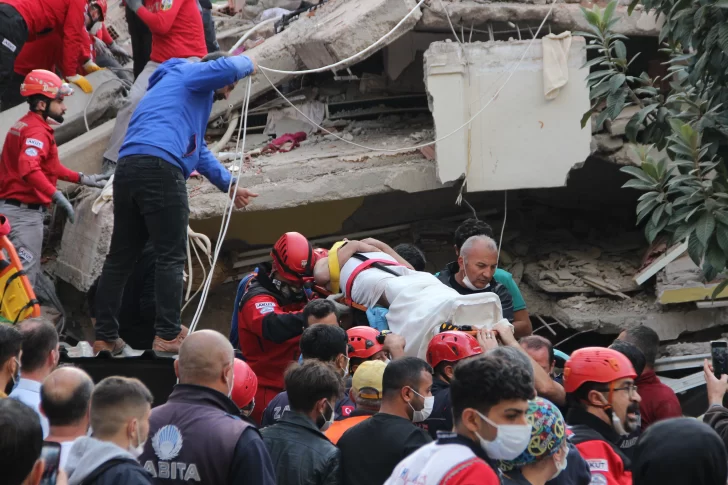 Turquía y Grecia fueron sacudidas por un sismo mortal de 6,8 grados