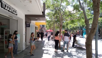 Muchos clientes en los supermercados y pocos comprando regalos, en la previa a Navidad Muchos clientes en los supermercados y pocos comprando regalos, en la previa a Navidad