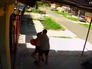 Un hombre se bajó de una moto y manoseó a una nena de 13 años Un hombre se bajó de una moto y manoseó a una nena de 13 años