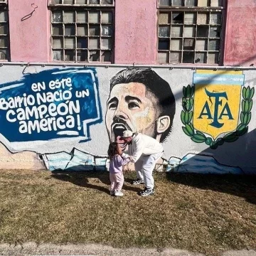 De Paul volvió a su barrio natal y posteó el mural que le hicieron De Paul volvió a su barrio natal y posteó el mural que le hicieron