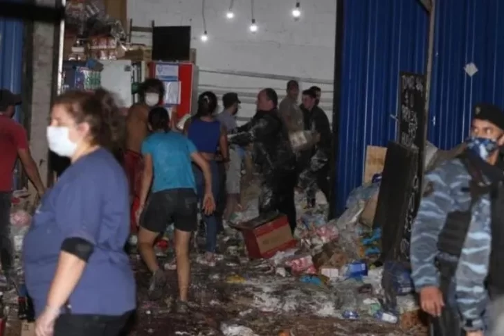 Los aplastó estantería en supermercado: un muerto y dos heridos graves