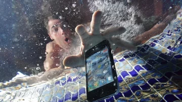 ¿Qué hacer si el celular cae al agua?