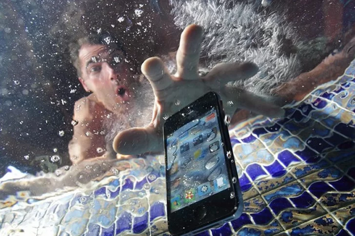 ¿Qué hacer si el celular cae al agua?