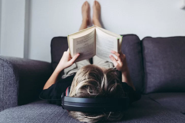 ¿Es efectivo estudiar y trabajar con música de fondo?