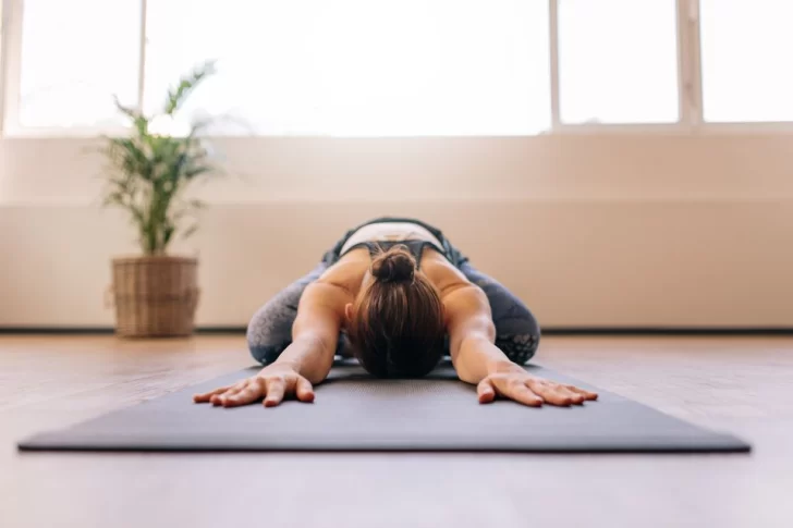 Yoga en casa: posturas para comenzar a mover el cuerpo