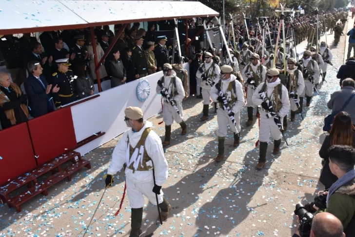 La Chimbera se cubrió de celeste y blanco en el homenaje por el Día de la Independencia