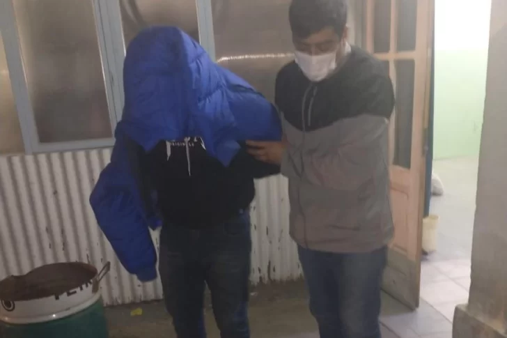 Golpeaba a las personas en las cabeza con un arma para robarles: quedó detenido