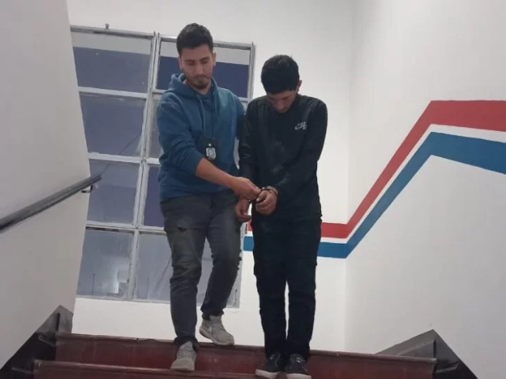 Detuvieron en plena plaza 25 de Mayo a un hombre que estaba prófugo del Penal Detuvieron en plena plaza 25 de Mayo a un hombre que estaba prófugo del Penal