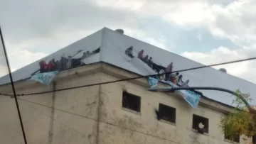 Tensión y motín en la cárcel de Devoto: los presos tomaron dos pisos