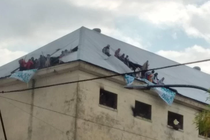 Tensión y motín en la cárcel de Devoto: los presos tomaron dos pisos