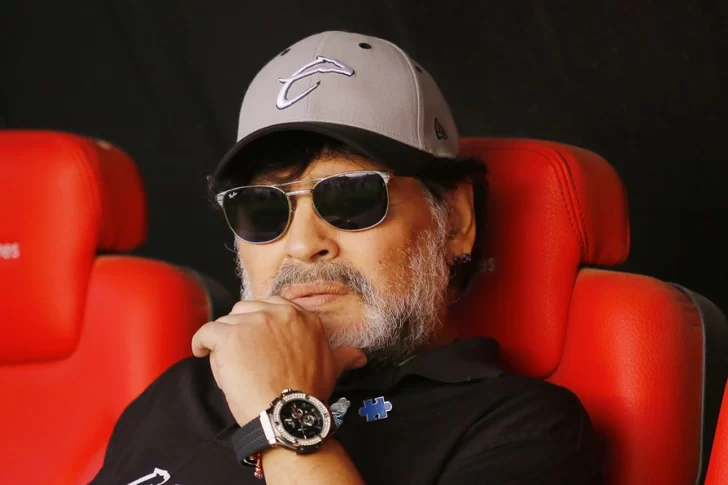Maradona enfureció a las redes tras su reacción hacia niños que pedían autógrafos