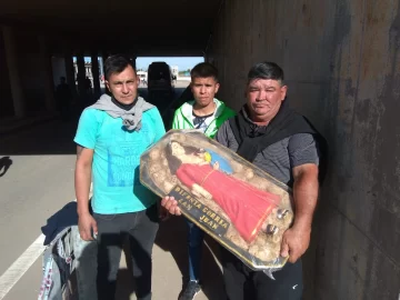 Llevó una imagen de la Difunta con la ilusión que llegue a manos de Messi: “Los ayudará en Catar” Llevó una imagen de la Difunta con la ilusión que llegue a manos de Messi: “Los ayudará en Catar”