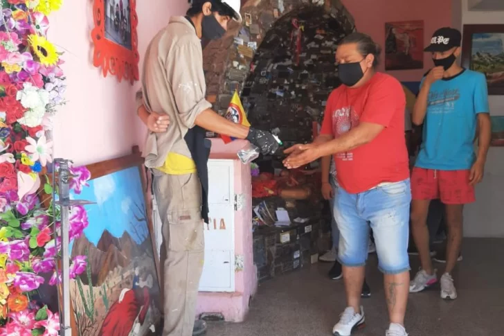 Agradecimientos y pedidos por la salud a la Difunta Correa en un Viernes Santo distinto