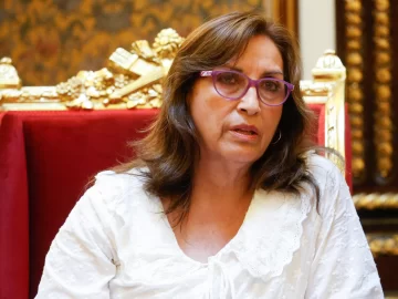 La Presidenta de Perú descarta renunciar y exige al Congreso adelantar las elecciones La Presidenta de Perú descarta renunciar y exige al Congreso adelantar las elecciones