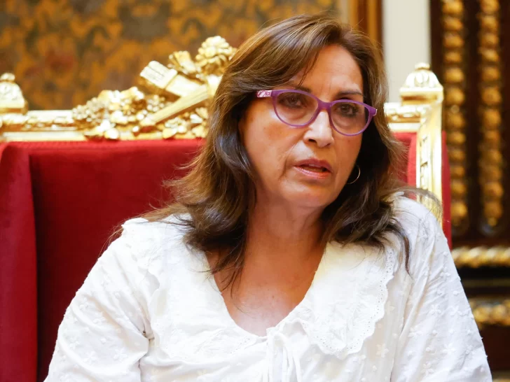 La Presidenta de Perú descarta renunciar y exige al Congreso adelantar las elecciones La Presidenta de Perú descarta renunciar y exige al Congreso adelantar las elecciones