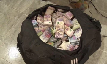 Le hicieron creer que los billetes que había ahorrado ya no servían y le robaron $3 millones