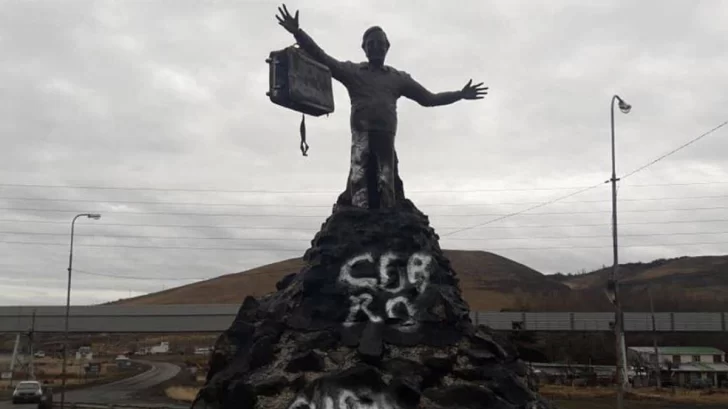 La estatua de Néstor Kirchner, pintada y con un bolso colgando La estatua de Néstor Kirchner, pintada y con un bolso colgando
