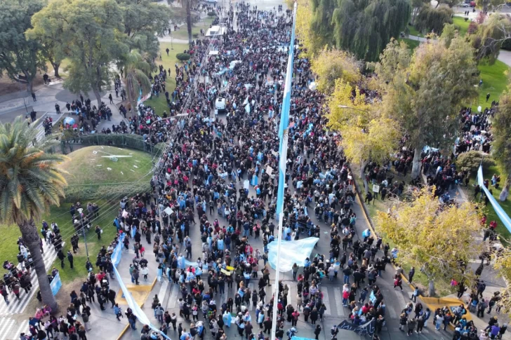 La vigilia de los autoconvocados: docentes se turnan para tomar la palabra, marcha y cánticos