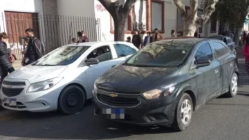 Estaba estacionada en doble fila y arrastró a un inspector de tránsito para que no la multara Estaba estacionada en doble fila y arrastró a un inspector de tránsito para que no la multara