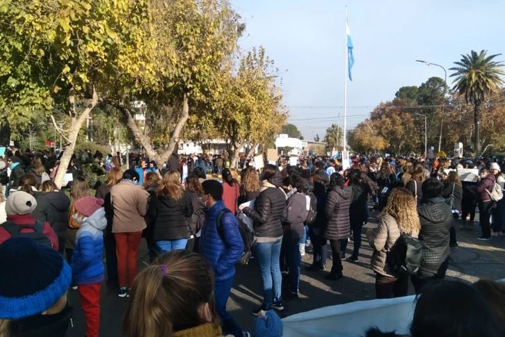 Docentes autoconvocados se concentran frente al Cívico y analizan en asamblea la propuesta