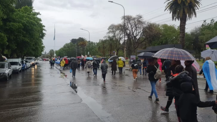 Docentes autoconvocados marcharon alrededor del Centro Cívico Docentes autoconvocados marcharon alrededor del Centro Cívico