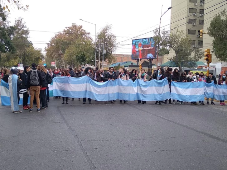 En el segundo día de paro, docentes autoconvocados marchan por la ciudad En el segundo día de paro, docentes autoconvocados marchan por la ciudad