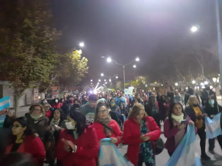Bocinazo alrededor de la Plaza 25 y marcha docente en Caucete