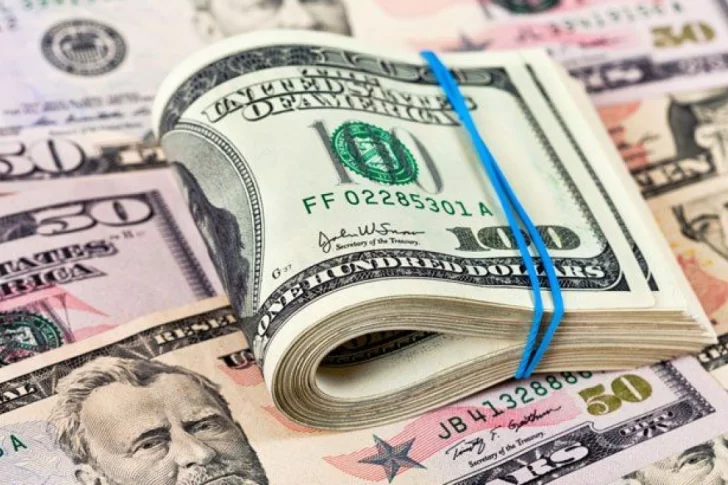 El dólar blue dio un salto de cuatro pesos, cerrando a $312 por unidad