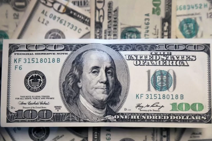 El dólar blue comenzó la semana con un salto de 8 pesos y se negoció en $738