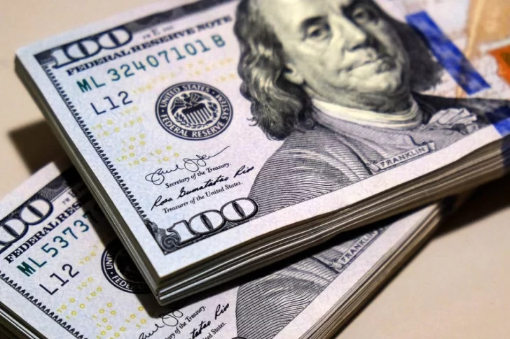El dólar blue saltó $10, llegó a los $745 en la city porteña y en San Juan se negoció en $765