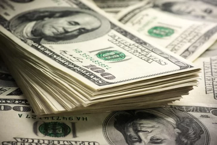 El dólar blue bajó $10 ante el optimismo sobre negociaciones por la deuda
