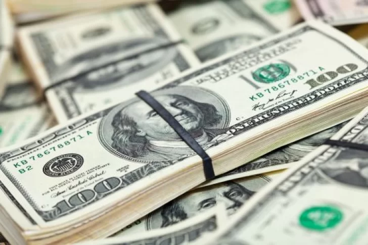 El dólar blue bajó y cerró en $900, mientras que en San Juan sigue arriba de $1.000
