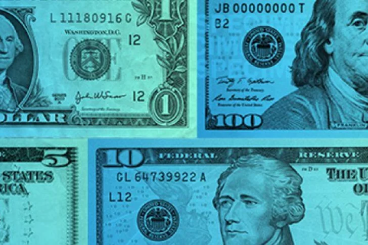 El dólar blue trepó cinco pesos y se negoció a $215 por unidad