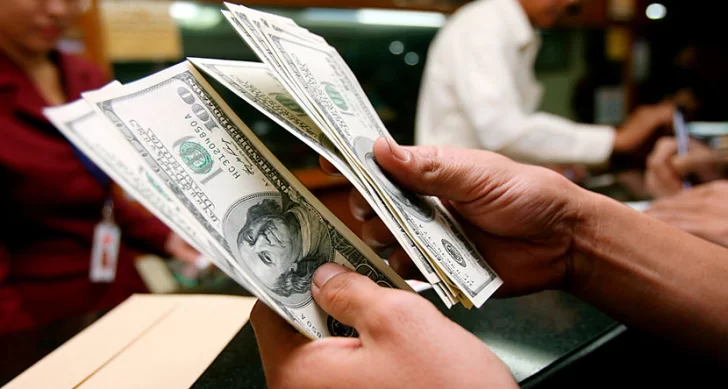 El dólar aumentó un 2,9% y cerró la semana arriba de los 62 pesos