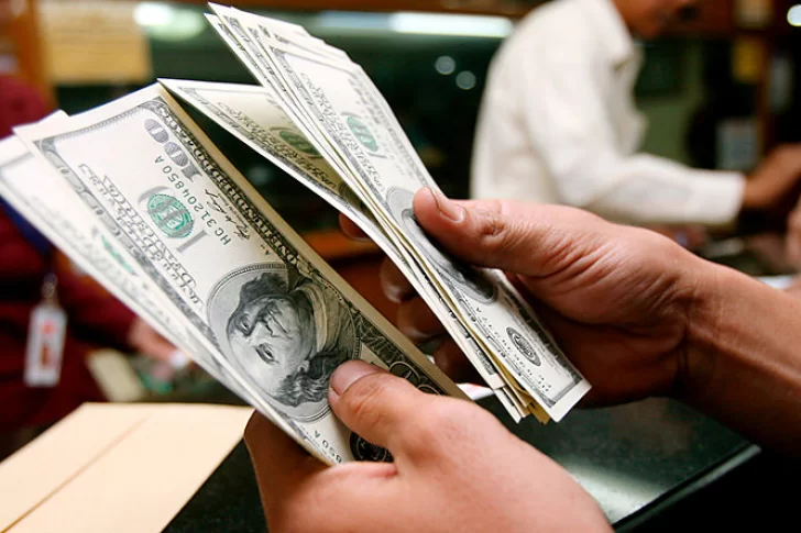 El dólar aumentó un 2,9% y cerró la semana arriba de los 62 pesos