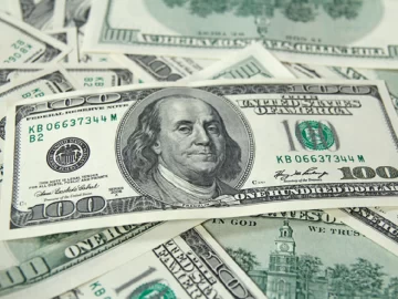 El dólar oficial cerró a $126,60 y el blue avanzó dos pesos